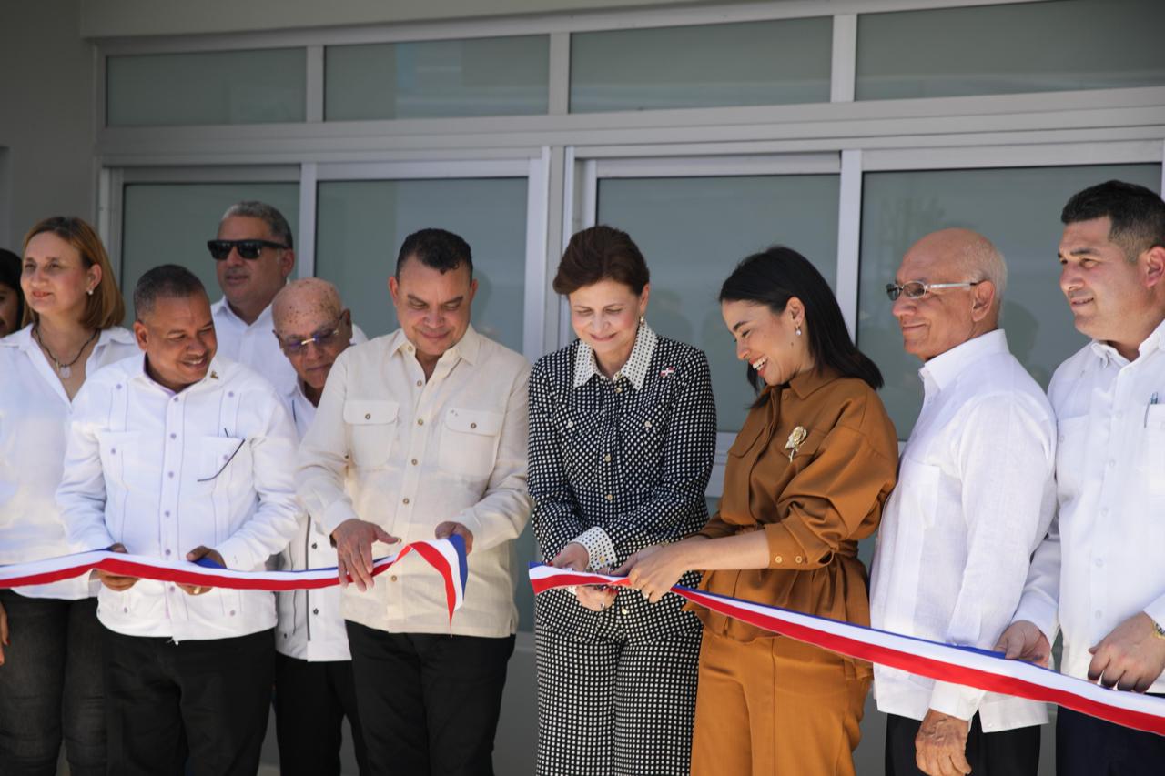 Raquel Peña y director del SNS entregan renovado hospital municipal de Castañuelas