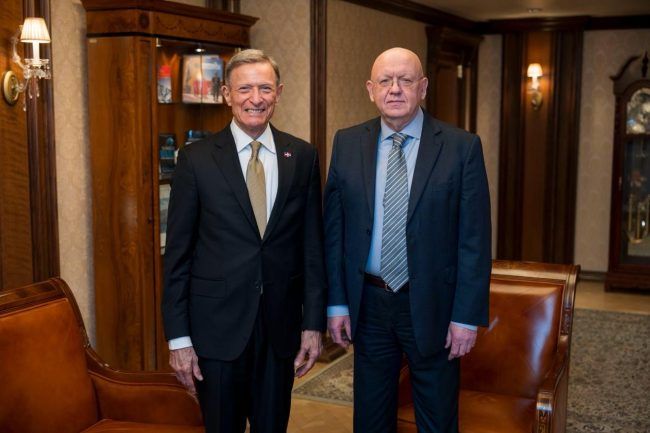 El canciller dominicano Roberto Álvarez, junto al representante permanente ante la ONU de la Federación de Rusia, Vassily Nebenzia.