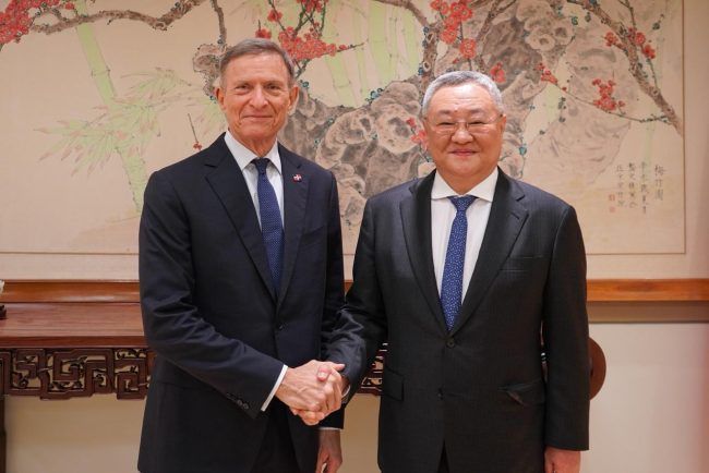 El canciller dominicano Roberto Álvarez, junto al representante permanente ante la ONU de la República Popular China, Fu Cong.