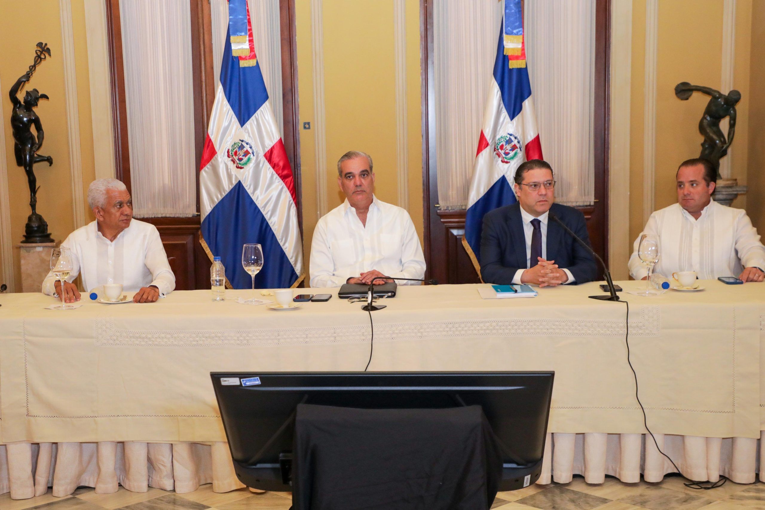 Gobierno dispone mesa permanente con transportistas para mitigar alza de combustibles y evitar aumentos en el pasaje en beneficio de los dominicanos
