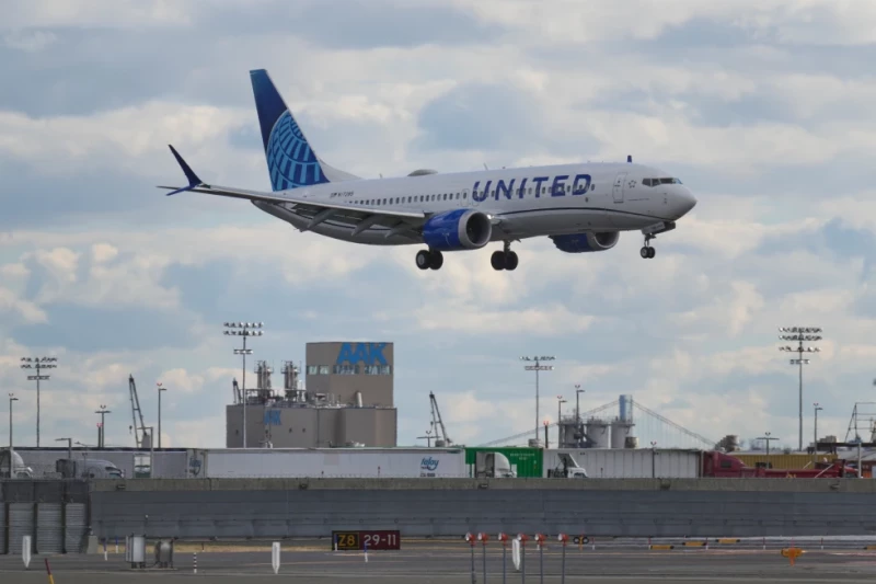 Avión de United Airlines choca contra un camión y un poste de alumbrado en autopista de EEUU