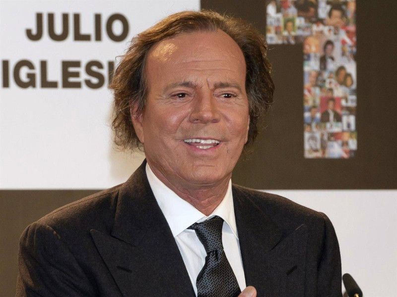 Julio Iglesias se querellará contra vicepresidenta de España Yolanda Díaz por injurias y calumnias