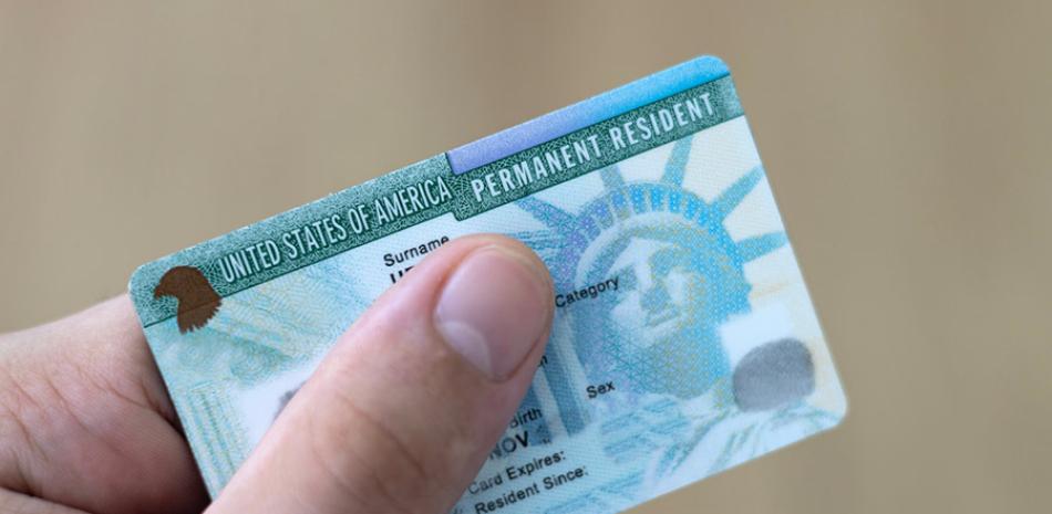 Gobierno de Trump da marcha atrás en nueva norma para solicitudes de “green card”