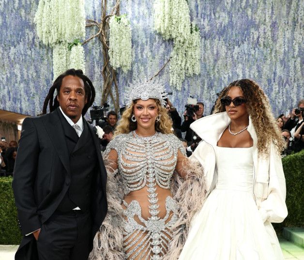 Los invitados a la Met Gala se toman libertades artísticas con el código de vestimenta