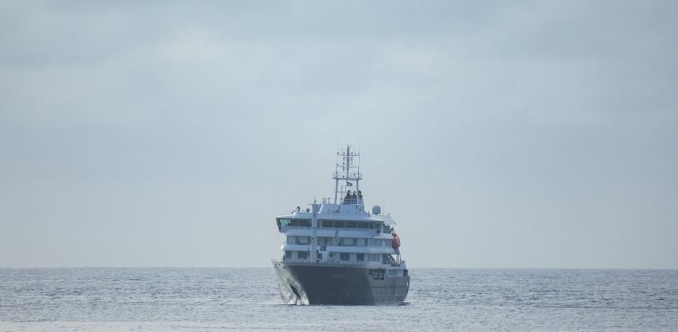 Confirman dos casos de hantavirus y cinco sospechosos en crucero que aún no tiene dónde anclar