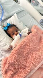 Se agrava la salud de la niña Luna en Colombia, donde espera por cirugía