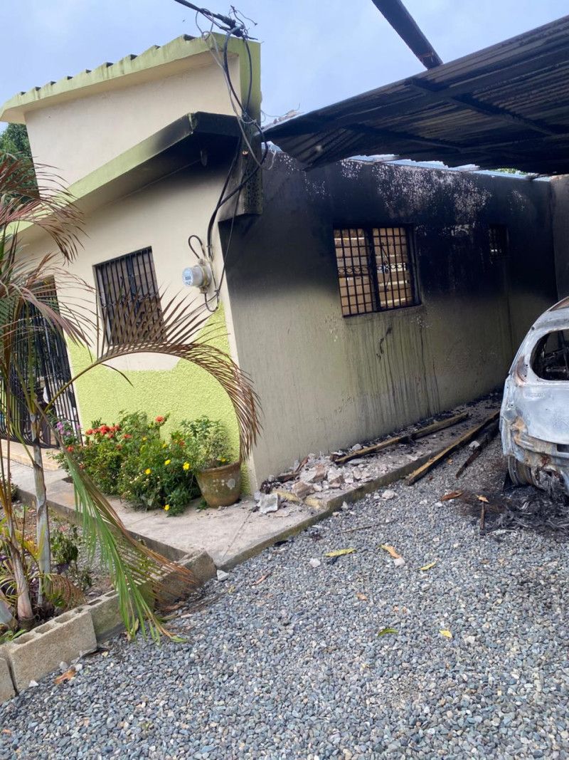 Desconocido encapuchado prende fuego a vivienda con familia dentro, en La Vega
