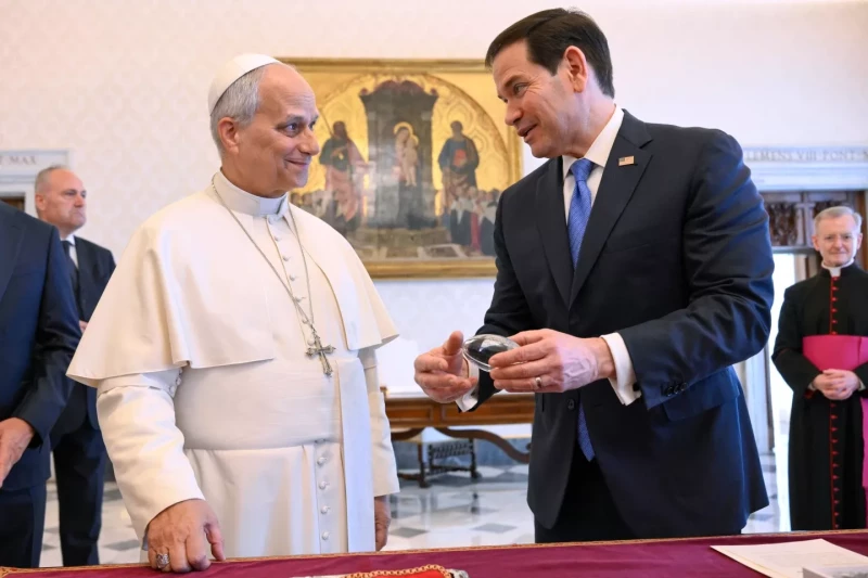 Rubio trata de limar las asperezas con su visita al papa León