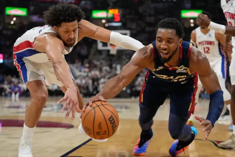 Mitchell iguala récord de playoffs con 39 puntos en una mitad y Cavs vencen a Pistons