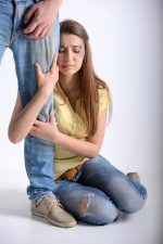 ¿Por qué alguien puede defender, justificar o incluso amar a quien le hace daño?