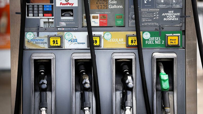 Gobierno congela los precios de los principales combustibles