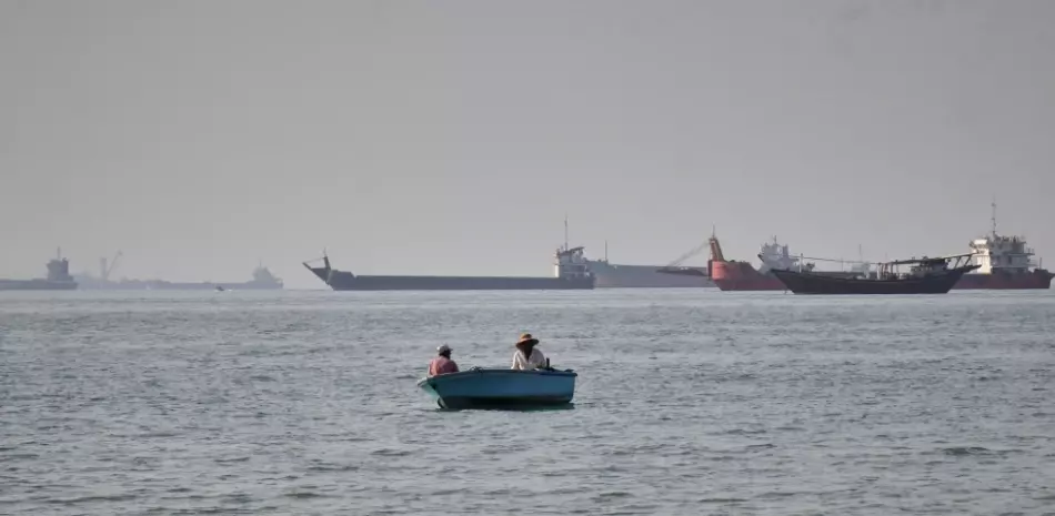 Incautan barco y hunden otro en el estrecho de Ormuz