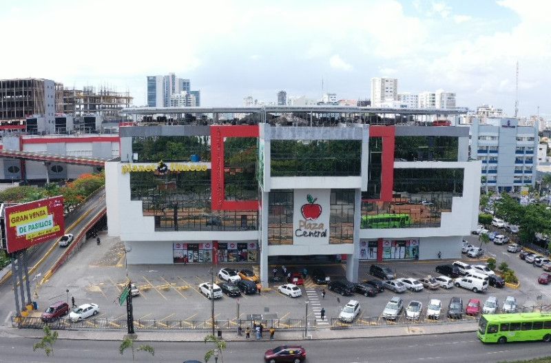 Fallece hombre tras caer de cuarto piso de Plaza Central