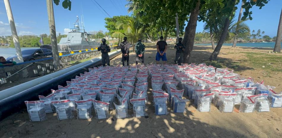 Detienen a tres hombres en narcolancha que llevaba un alijo de 978 paquetes de cocaína cerca de SD
