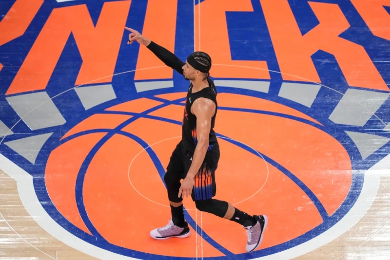 Hart anota 26 y Knicks quedan a dos triunfos de las Finales de la NBA al vencer a los Cavs
