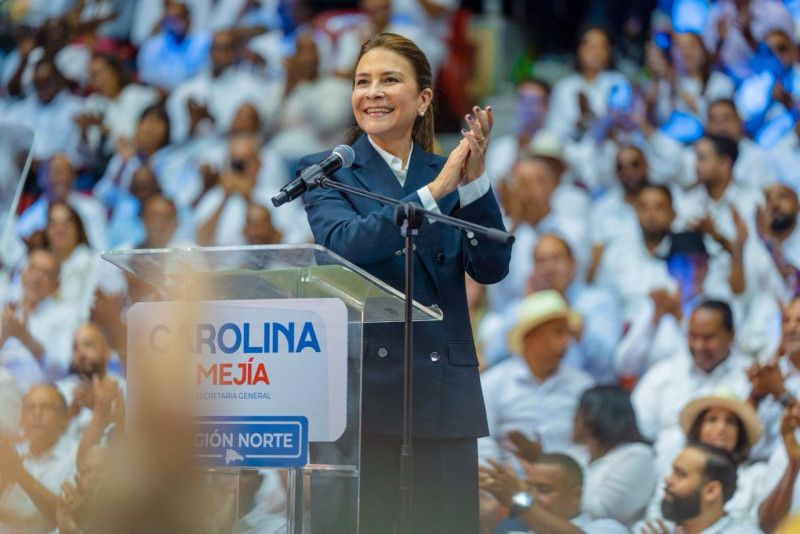 Carolina Mejía afirma en Santiago que está preparada para asumir la Presidencia de la República