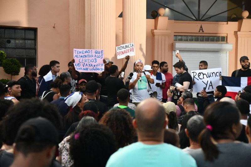 Ciudadanos protestan frente al Palacio Nacional contra la reforma fiscal y anuncian que se reunirán cada lunes Ciudadanos protestan frente al Palacio Nacional contra la reforma fiscal y anuncian que se reunirán cada lunes