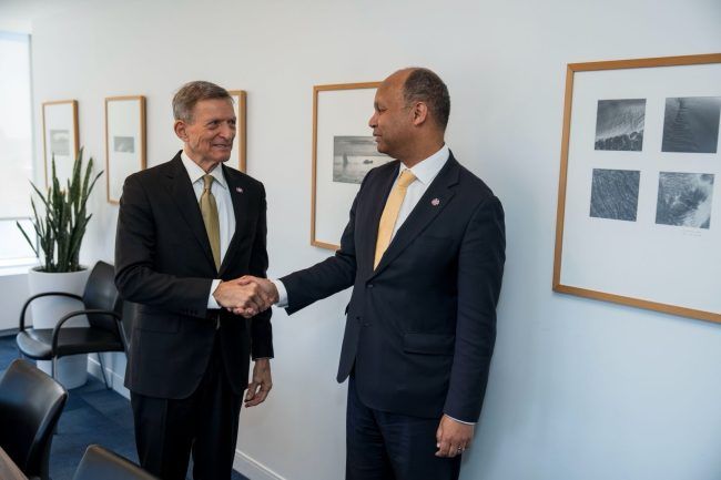 El canciller dominicano Roberto Álvarez, junto al representante permanente ante la ONU del Reino Unido de Gran Bretaña e Irlanda del Norte, James Kariuki.