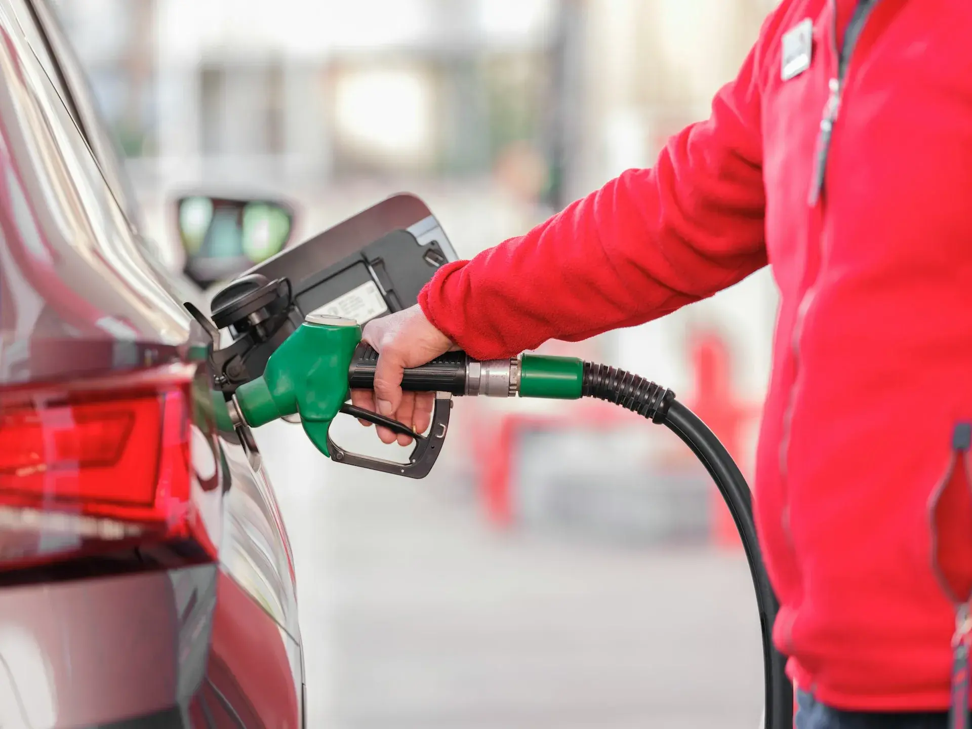 Continuarán aumentos graduales del precio de combustibles, dice el ministro de Hacienda y Economía