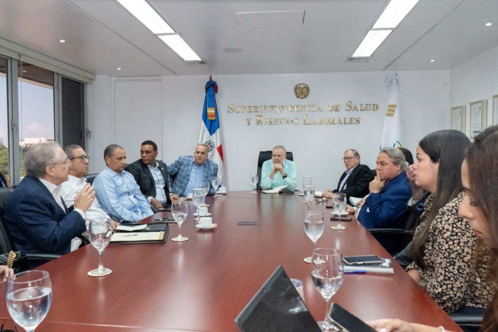 SISALRIL socializa con la industria farmacéutica y senadores iniciativas para mejorar acceso a medicamentos