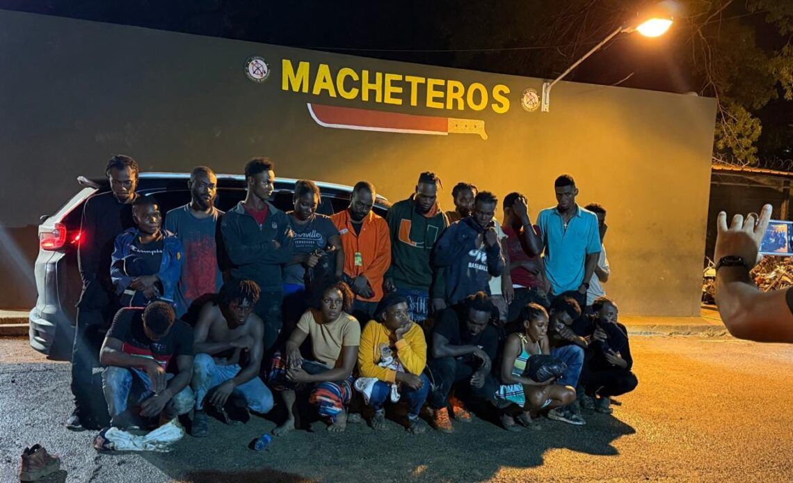 Ejército detiene a 23 indocumentados tras abandono de yipeta en Valverde