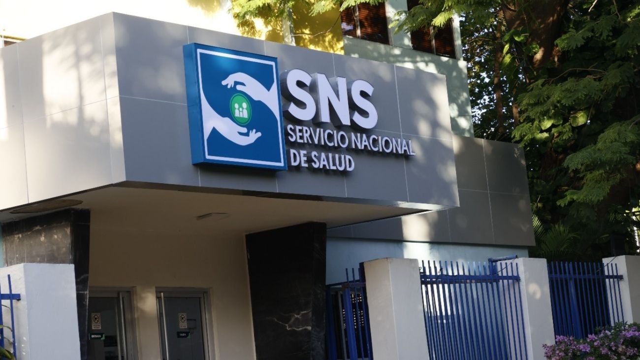 Caos administrativo, renuncias masivas, cancelaciones arbitrarias e inestabilidad laboral sacuden la gestión de Julio César Landrón en el Servicio Nacional de Salud (SNS)