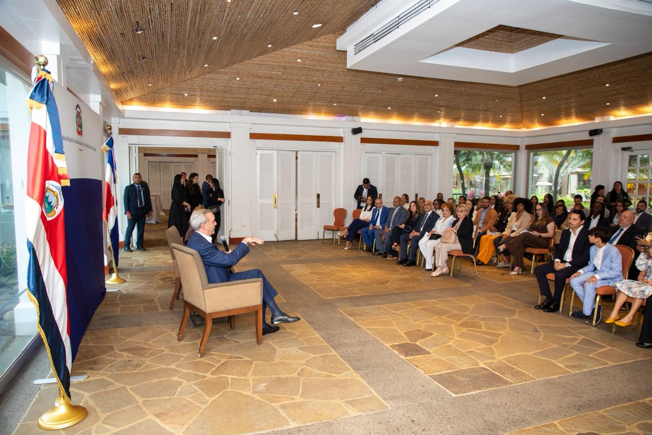 Presidente Abinader fortalece vínculos con la diáspora dominicana y reafirma compromiso durante su visita a Costa Rica