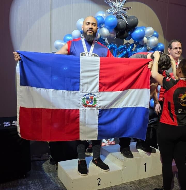 RD debuta en campeonato norteamericano de luchas de brazos y logra medalla