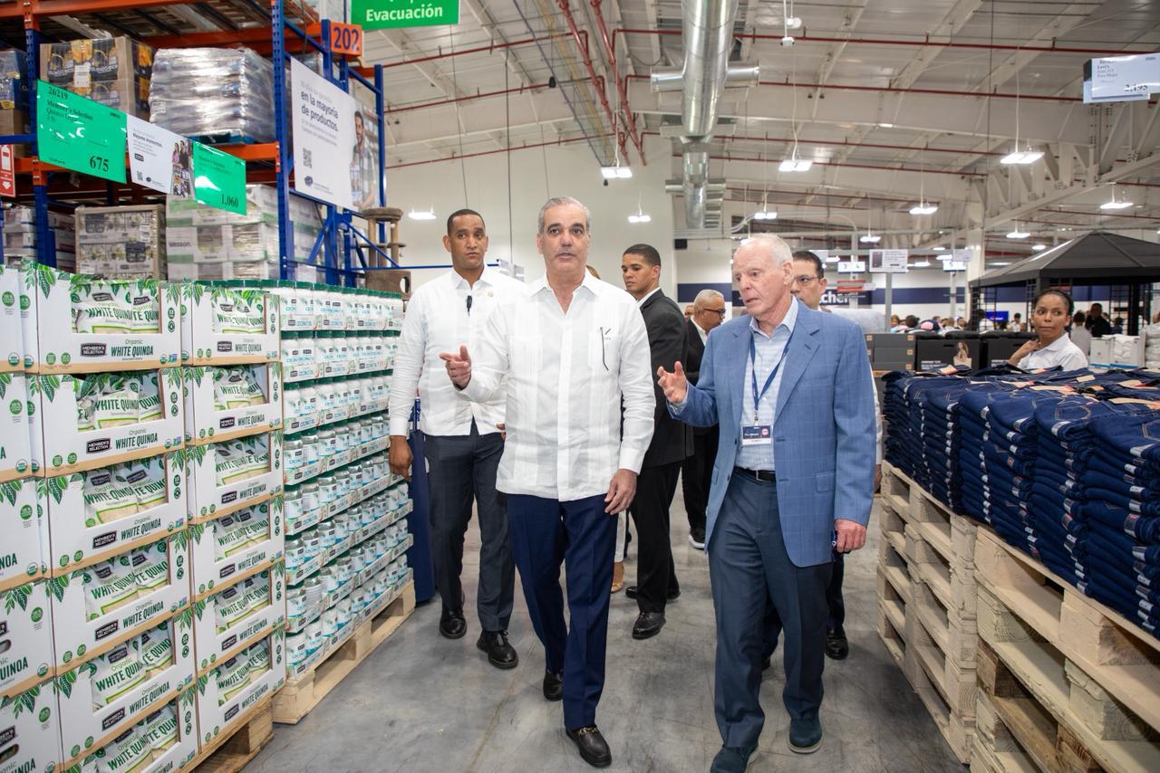 El presidente Luis Abinader en la inauguración de la nueva sucursal de PriceSmart en La Romana.