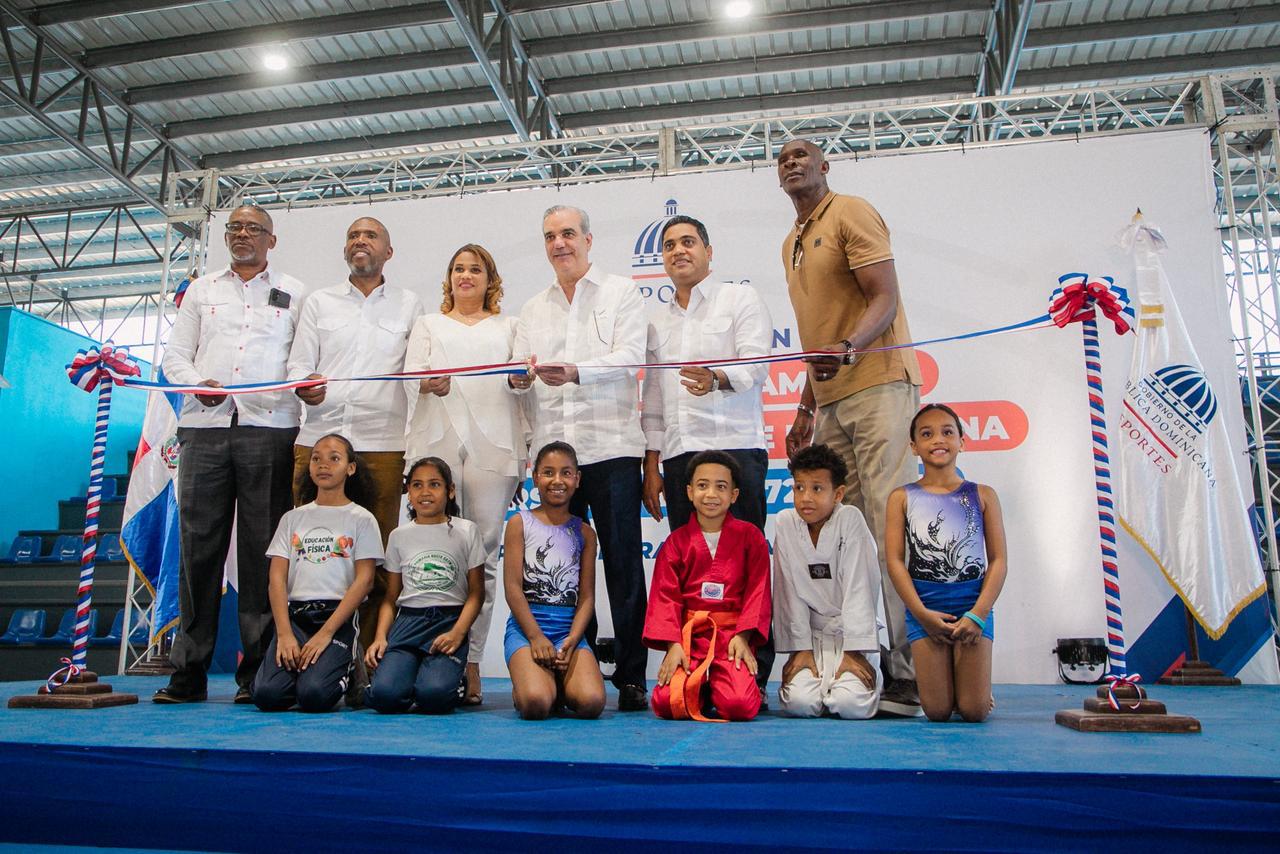 Presidente Abinader inaugura pabellones deportivos para fortalecer el deporte y la recreación de la juventud de La Romana
