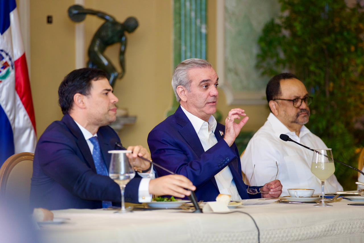 Presidente Abinader reafirma respaldo a la clase artística y escucha propuestas del sector cultural Presidente Abinader reafirma respaldo a la clase artística y escucha propuestas del sector cultural