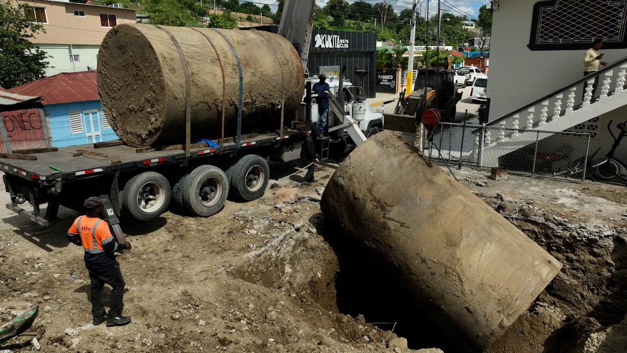 MICM y CECCOM desmantelan estación clandestina que operaba con tanques soterrados en San Juan