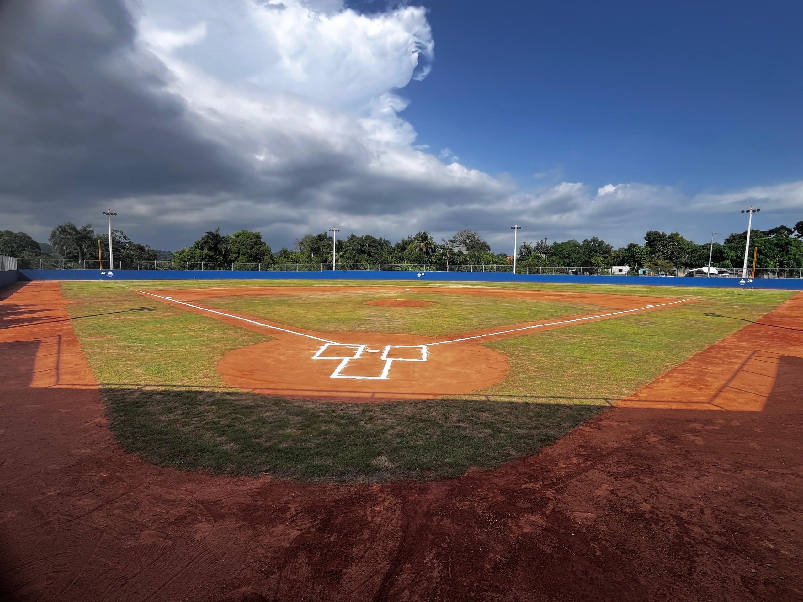 Ministro Kelvin Cruz entrega renovado el play de béisbol de Los Botados en Yamasá
