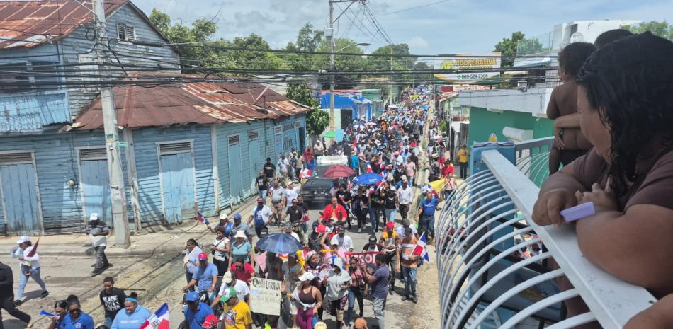 Miles de personas marchan en Barahona en defensa del medioambiente y por obras para el suroeste Miles de personas marchan en Barahona en defensa del medioambiente y por obras para el suroeste
