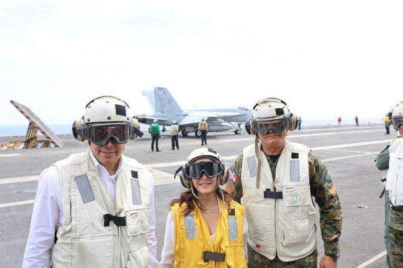 Autoridades dominicanas junto a embajadora Leah Campos visitan portaaviones de Estados Unidos