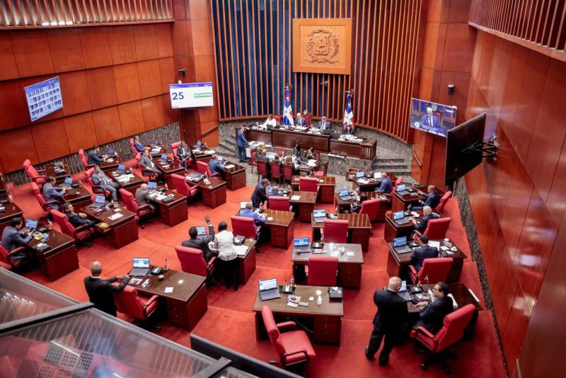 Senadores reciben proyecto de reformas económicas del Gobierno