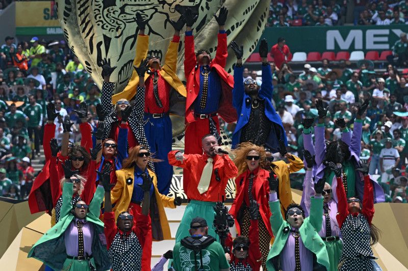 Shakira, J Balvin, Maná y Salma Hayek prenden la tercera Copa del Mundo en México
