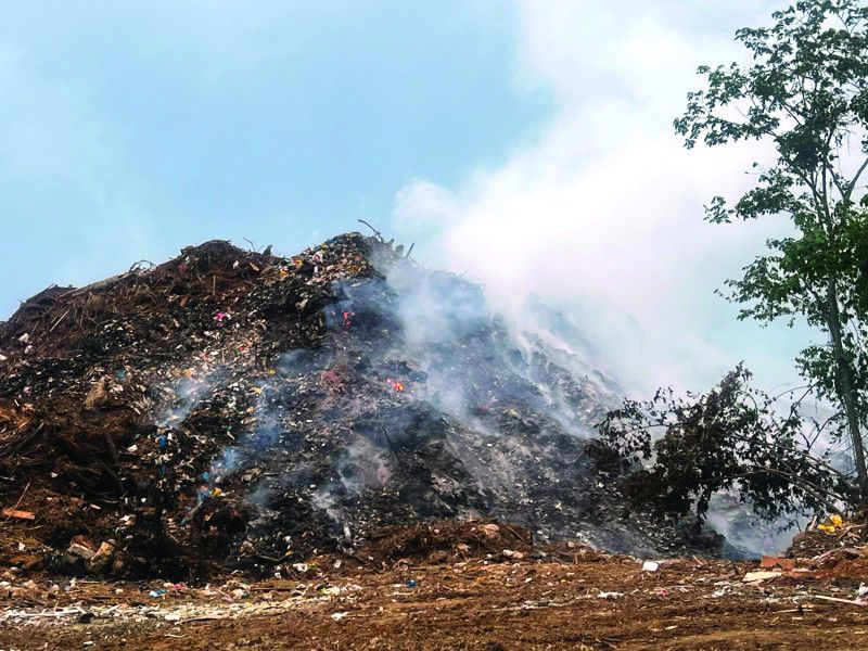 Humo de vertedero de Jarabacoa arropa la comunidad causando problemas de salud Humo de vertedero de Jarabacoa arropa la comunidad causando problemas de salud