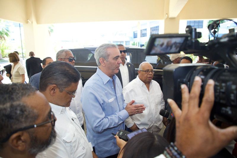 “La posición del Gobierno, como ustedes saben, es mantener la cesantía”, garantiza Abinader