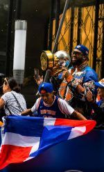 Miles de personas se echan a las calles en Manhattan para seguir el desfile de los Knicks