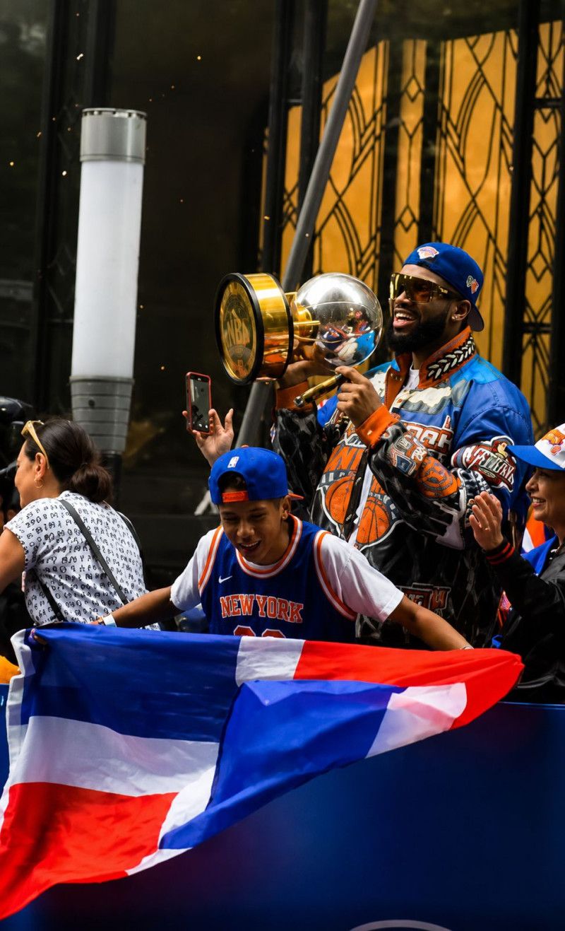Miles de personas se echan a las calles en Manhattan para seguir el desfile de los Knicks