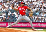 Burns gana su octava decisión seguida y los Rojos vencen 4-1 a Yankees