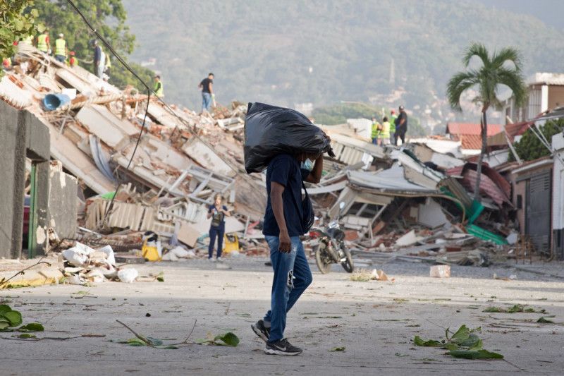 Ascienden a 920 muertos y 3,360 los heridos en Venezuela tras el doble terremoto