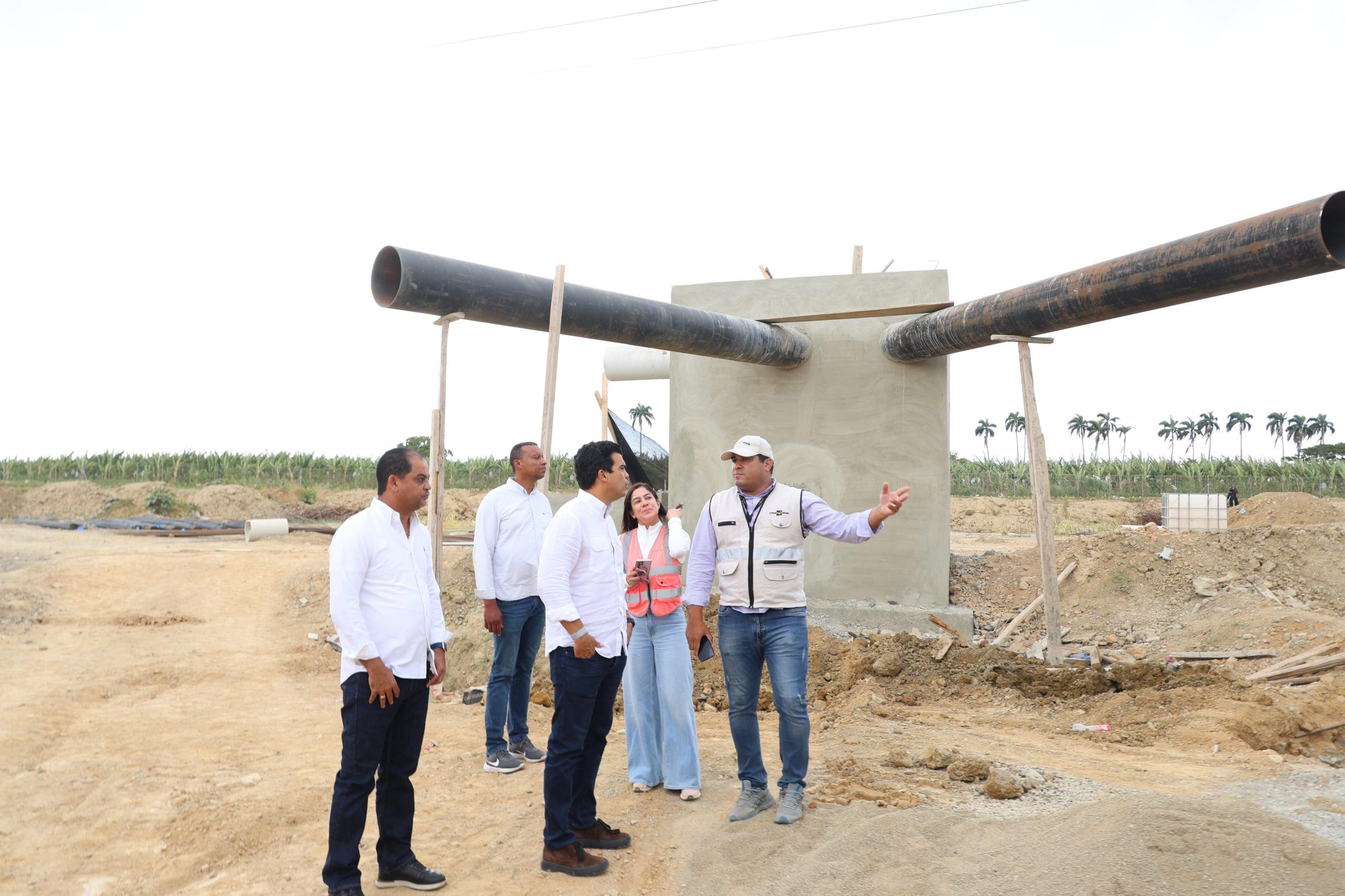 Wellington Arnaud supervisa alcantarillado sanitario de Mao, provincia Valverde, verificando avances en más de un 80%