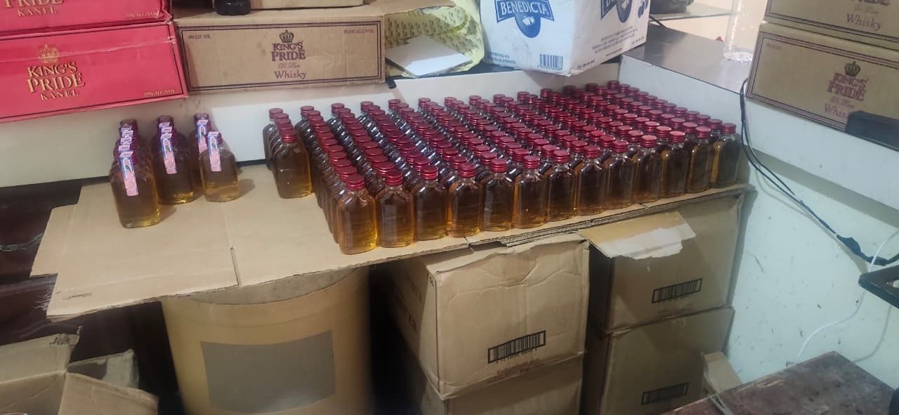 Policía desmantela fábrica clandestina de bebidas adulteradas