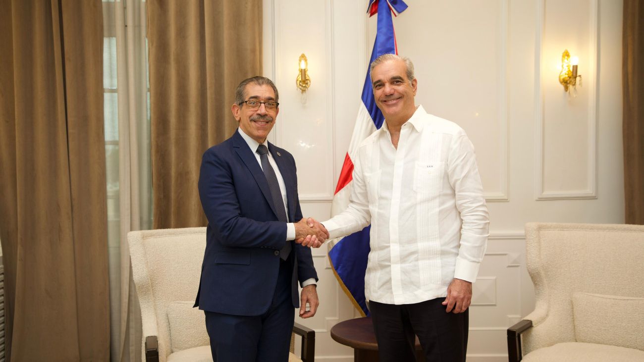 Presidente Abinader recibe en el Palacio Nacional al nuevo rector electo de la UASD