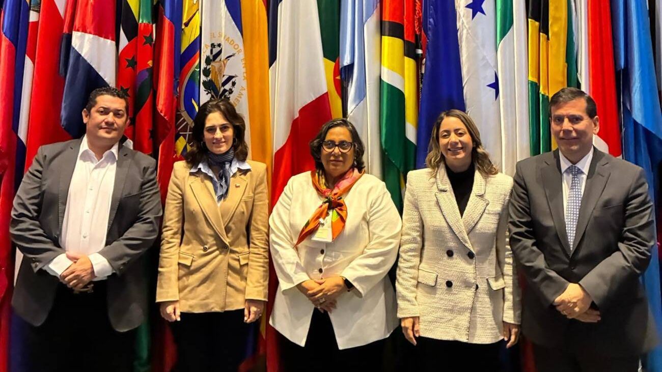 Gloria Reyes fortalece la cooperación social y de género durante agenda oficial en Chile