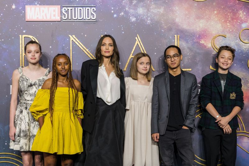 Ya son tres de los hijos de Angelina Jolie que legalmente optan por quitarse el apellido Pitt Ya son tres de los hijos de Angelina Jolie que legalmente optan por quitarse el apellido Pitt