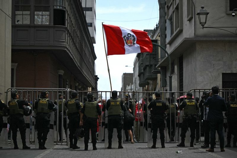 En Perú entra en vigencia ley que excluye de justicia común a policías y militares