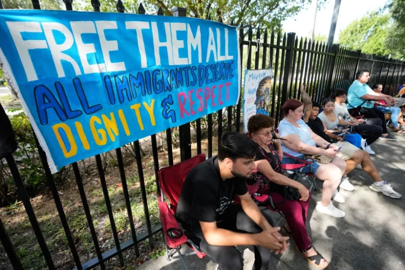 ICE arrestó a 10,000 migrantes en cinco días al final de junio ICE arrestó a 10,000 migrantes en cinco días al final de junio